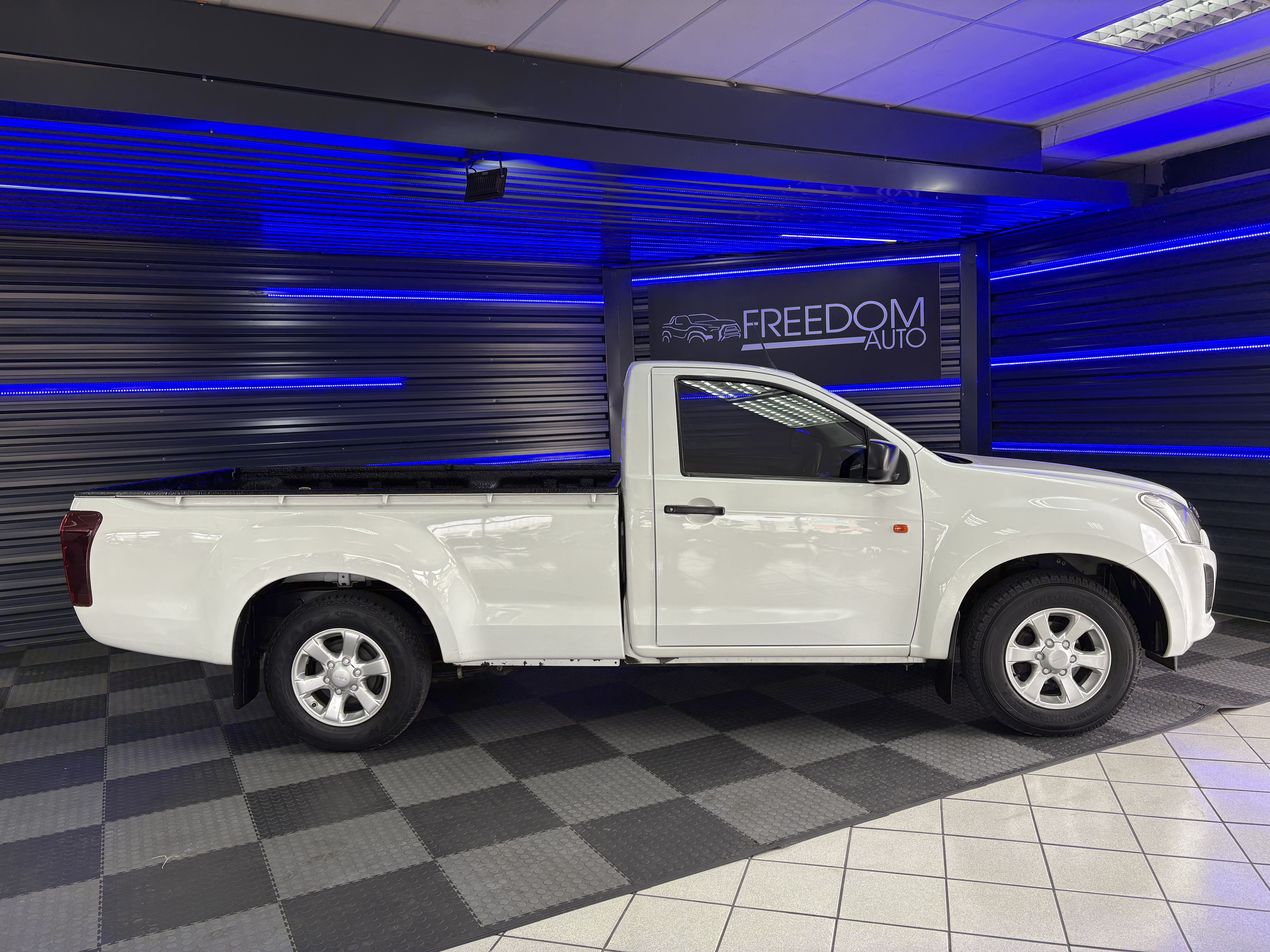 2017 Isuzu KB250 D-Teq fleetside - Image 3