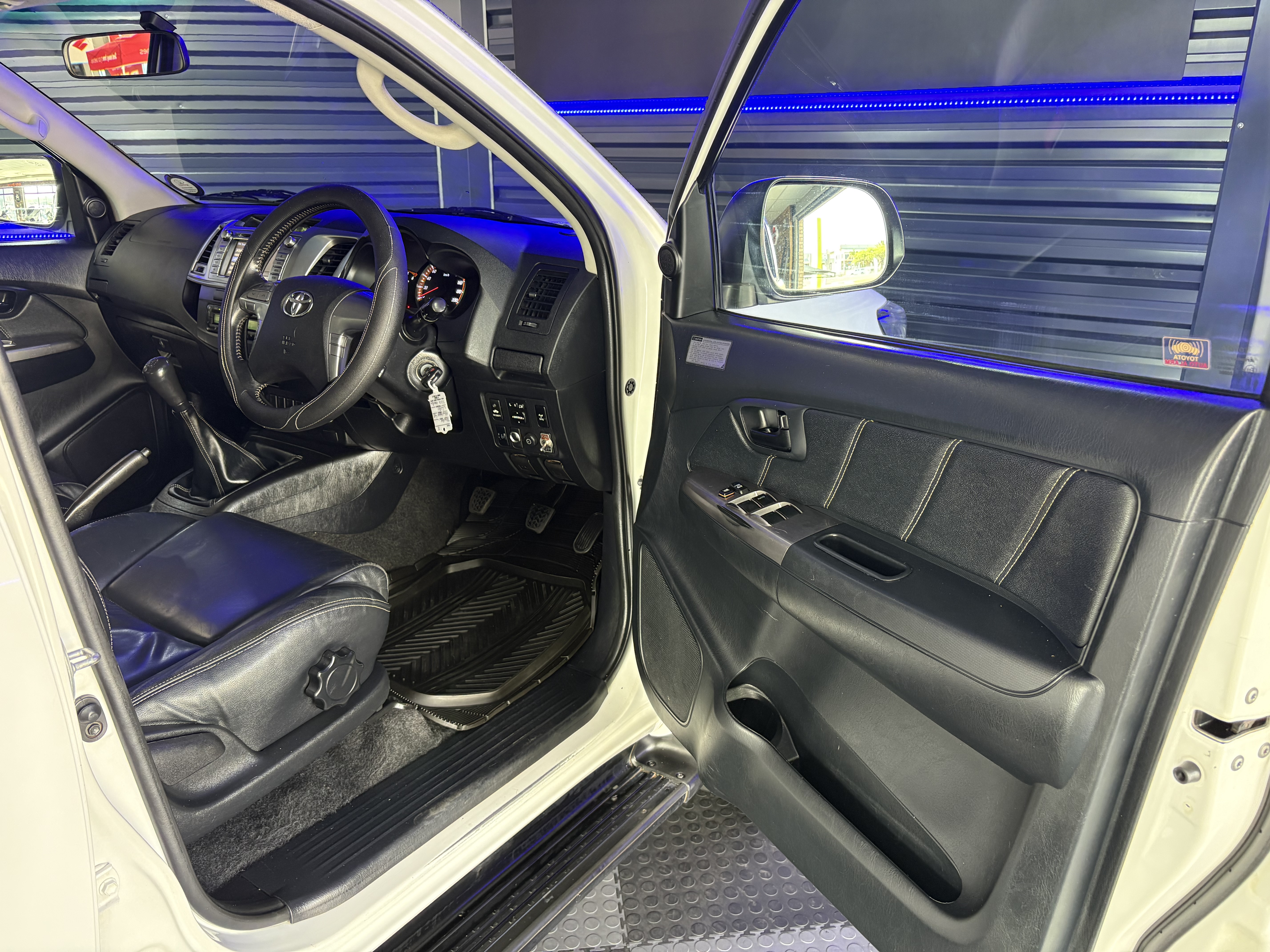 2015 Toyota Hilux Leg45 M/T - Image 4