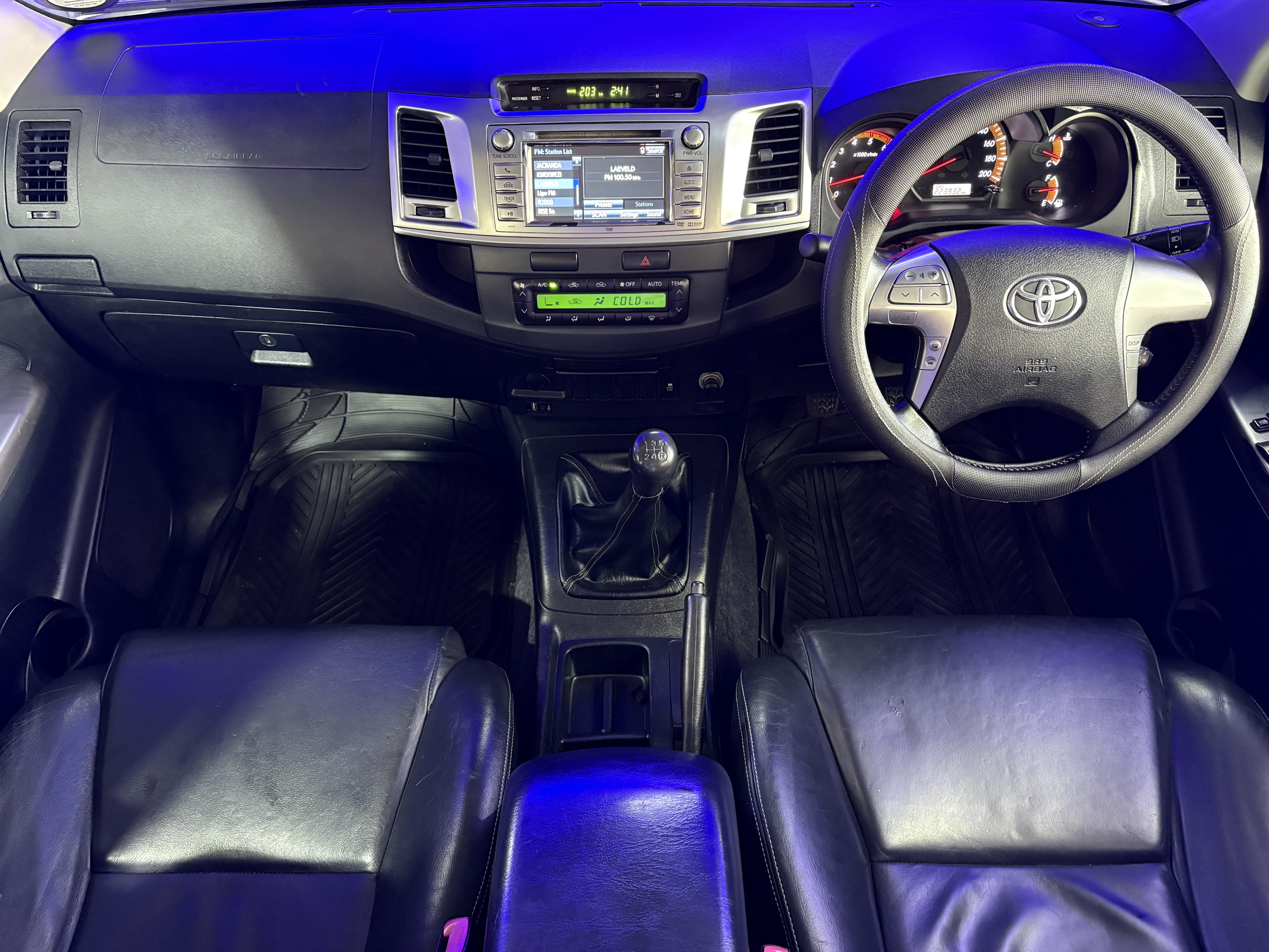2015 Toyota Hilux Leg45 M/T - Image 5